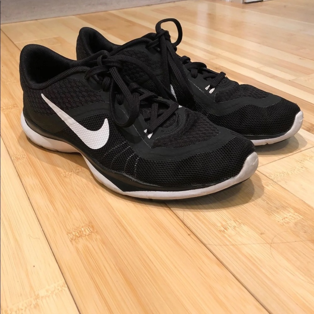Black Nike Tennis Shoes